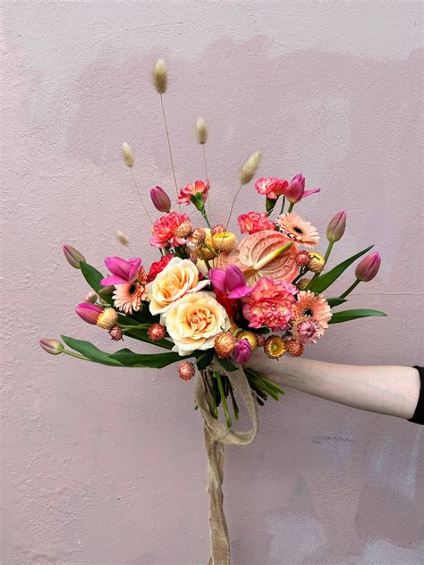 Send Flowers to Budapest, Flower Delivery with FloraQueen.